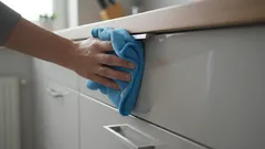 化学薬品を使わず、傷もつけずに、キッチンキャビネットのベタつく油汚れを5分で落とす方法